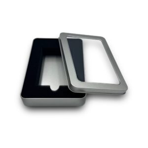 Blik met foam inlay voor 74x109 mm. kaartspellen.