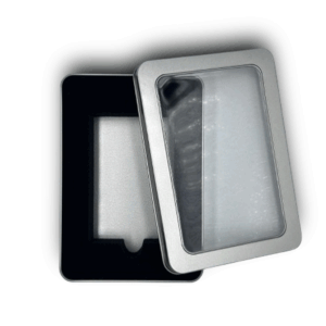 Blik met foam inlay voor 66x100 mm. kaartspellen.