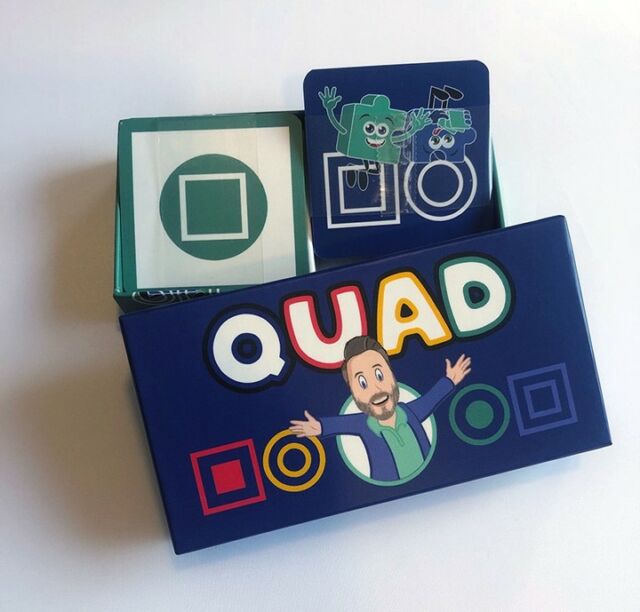 Q U A D  Het nieuwste kaartspel van @mathplay.eu!  QUAD is een spel met weinig regels en veel wiskundeplezier. Patroonherkenning en logische beredeneren worden gestimuleerd. Meer info? https://bit.ly/33nVof9  (En wederom dank voor de opdracht!)