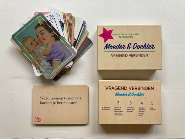 M O E D E R &  D O C H T E R  Gefeliciteerd @moederendochtersamen met de lancering van jullie "Moeder & Dochter" kaartspel!  Dit kaartspel met 60 vragen om jullie moeder-dochter relatie te verdiepen is nu verkrijgbaar via hun webshop!